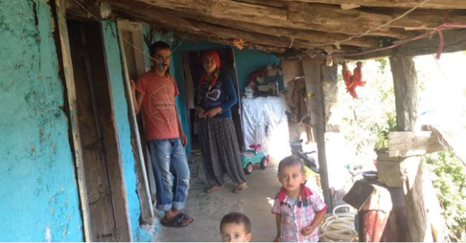 Yıkılmaya yüz tutan evde yaşam savaşı