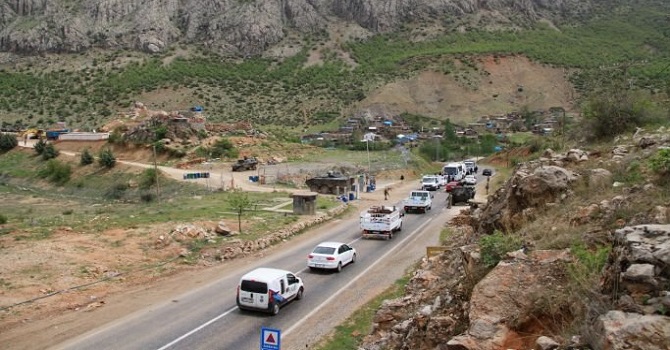 Karakola bombalı araçla intihar saldırısı