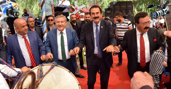 Ertuşi Aşireti düğünlerde mendil usulünü kaldırdı