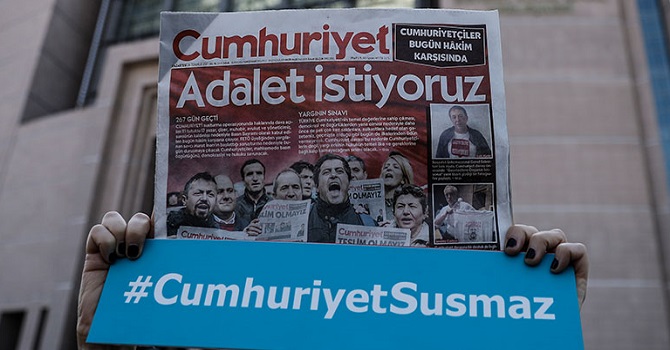 130 avukat savunma için salonda