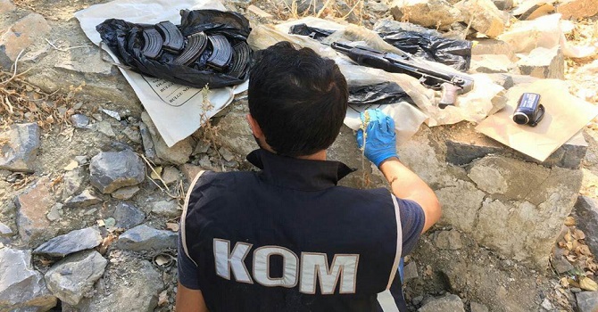 Hakkari’de silah ve telsiz ele geçirildi