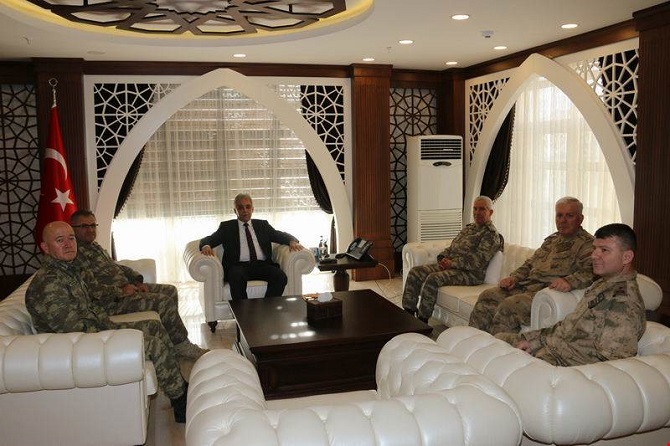 03-083.jpg 03-083.jpg