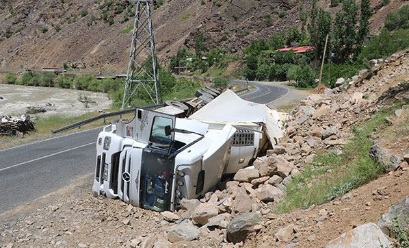 hakkari-de-ip-yuklu-tir-devrildi-surucu-yaralandi-5036501.jpg