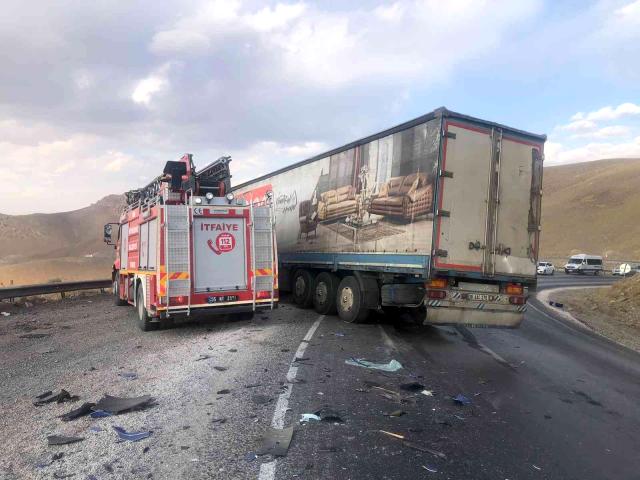 baskale-de-kamyonla-tir-carpisti-2-yarali-3-14463808-o.jpg