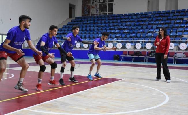 hakkaride-kadin-antrenorun-calistirdigi-erkek-voleybol-takimi-1-ligi-hedefliyor-h708509.jpg