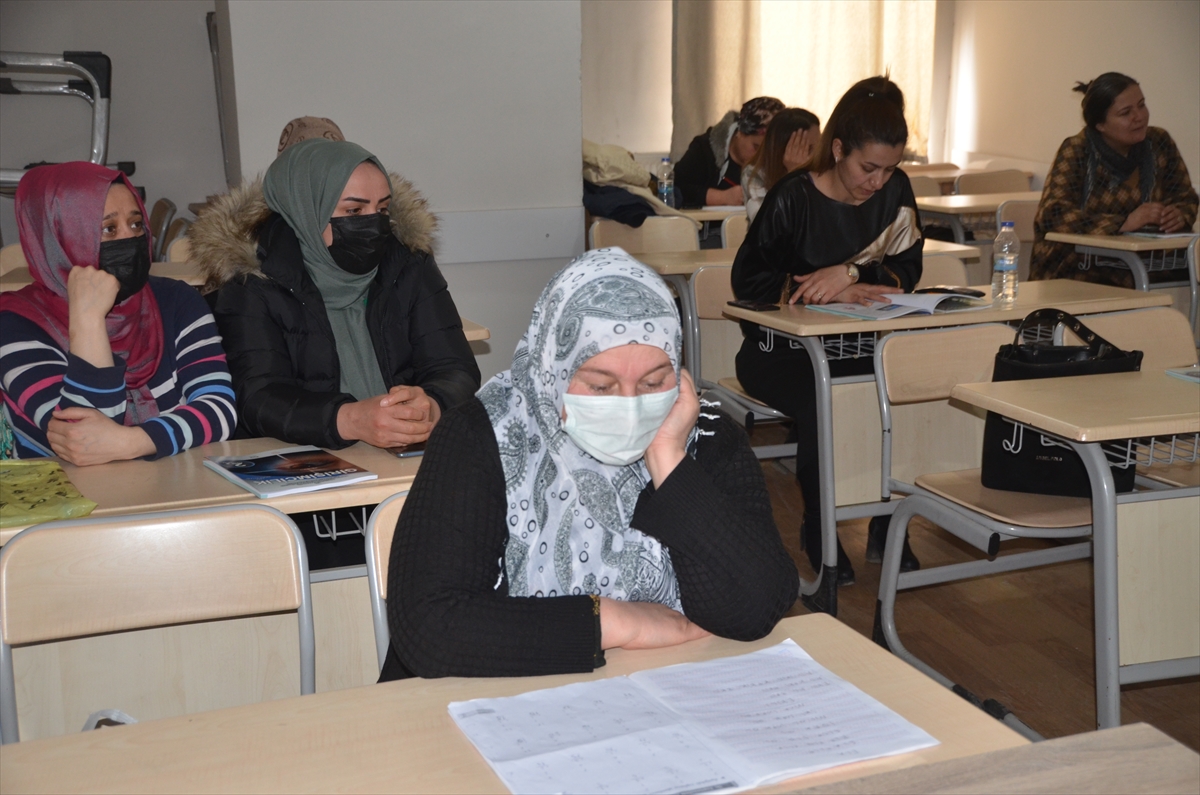 aa-20220413-27550034-27550032-yuksekovada-okuma-yazma-kurslarindan-5-bin-507-kisi-yararlandi.jpg