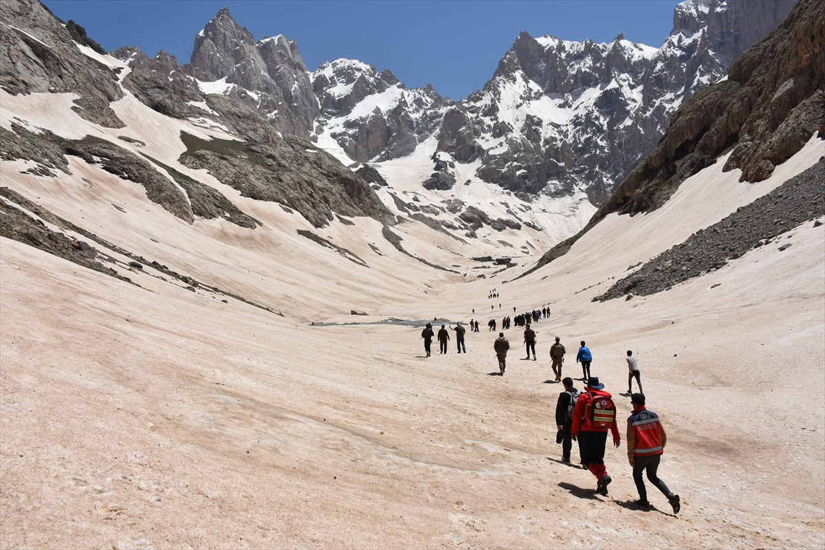 aa-20220528-28007230-28007213-bilim-insanlari-cilo-daglarindaki-buzul-alaninda-inceleme-yapti.jpg