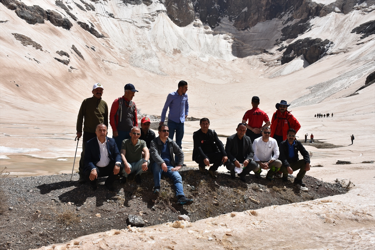 aa-20220528-28007230-28007215-bilim-insanlari-cilo-daglarindaki-buzul-alaninda-inceleme-yapti.jpg