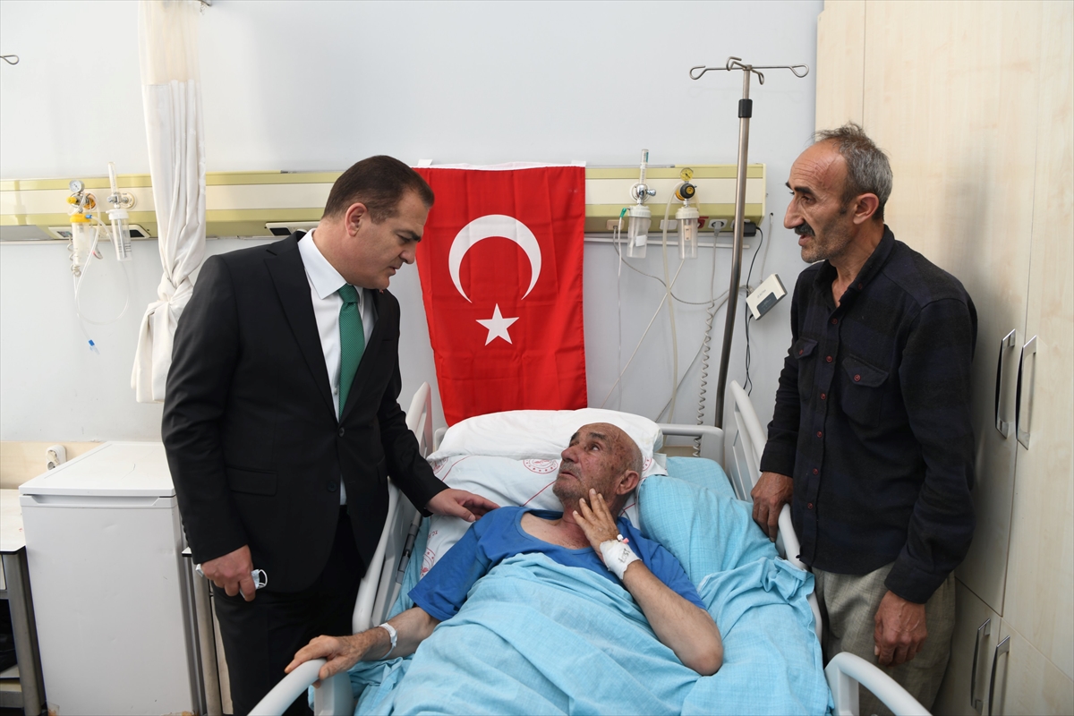 aa-20220727-28516968-28516967-hakkari-valisi-akbiyik-sehit-guvenlik-korucusunun-tedavi-goren-babasini-ziyaret-etti.jpg
