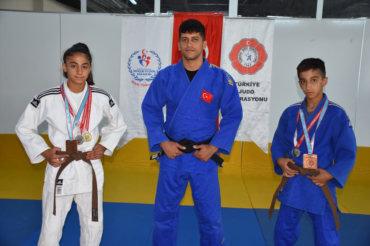 aa-20220808-28597291-28597281-ozel-harekat-polisinin-yetistirdigi-judocu-kuzenler-balkan-sampiyonasinda-madalya-pesinde.jpg