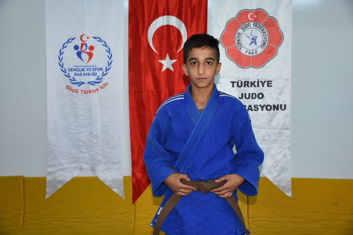 aa-20220808-28597291-28597283-ozel-harekat-polisinin-yetistirdigi-judocu-kuzenler-balkan-sampiyonasinda-madalya-pesinde.jpg