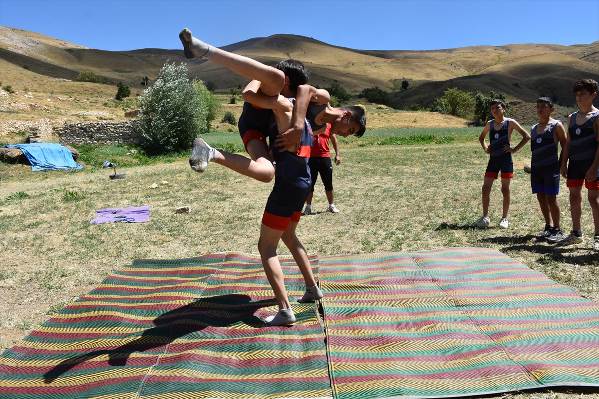 aa-20220819-28685421-28685414-hakkarili-guresciler-kamp-kurduklari-2-bin-500-rakimli-mezrada-musabakalara-hazirlaniyor.jpg
