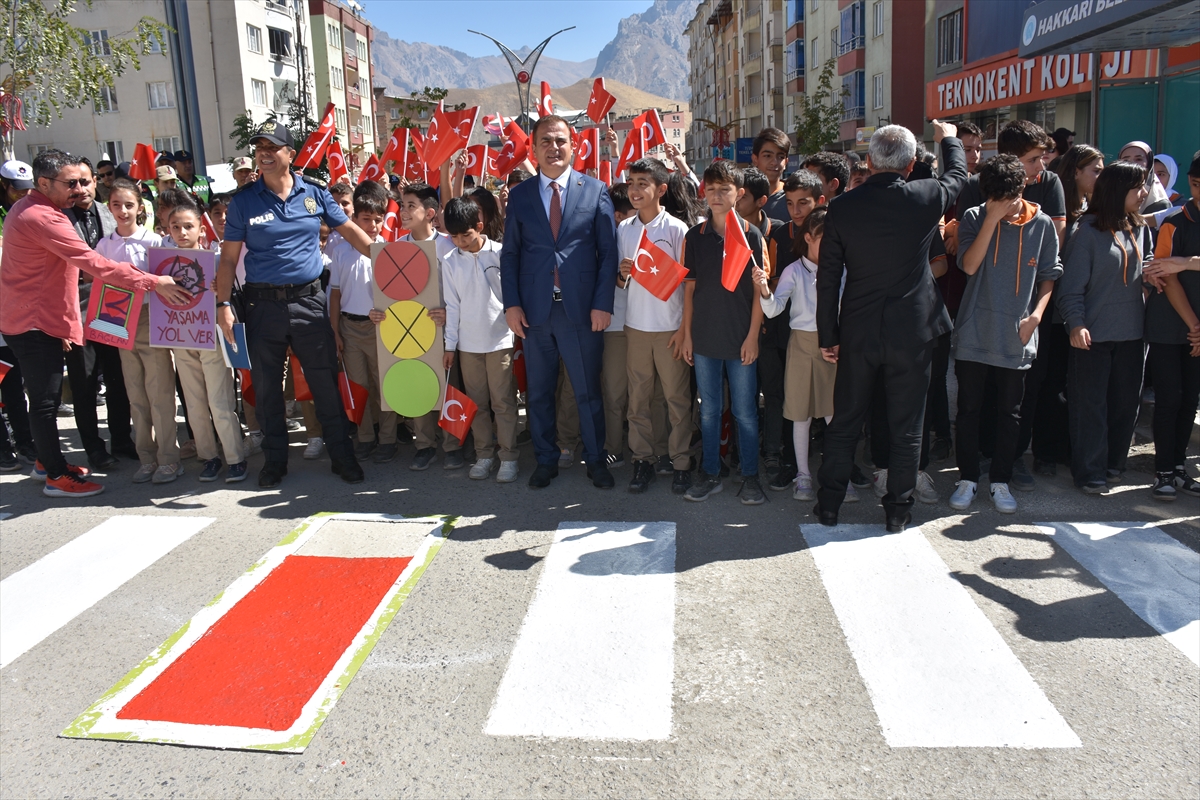 aa-20220929-29020620-29020617-van-hakkari-bitlis-ve-musta-yaya-gecitleri-hayata-saygi-durusu-sloganiyla-kirmiziya-boyandi.jpg