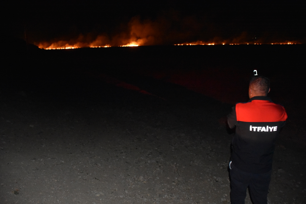 aa-20221124-29537870-29537865-yuksekova-nehil-sazligindaki-yangin-suruyor.jpg