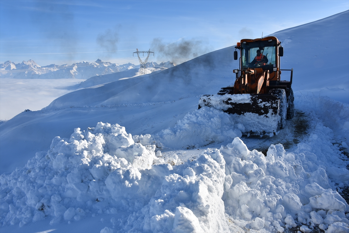 aa-20221127-29566794-29566788-hakkaride-mezranin-yolu-ekiplerin-7-saat-suren-calismasiyla-acildi.jpg