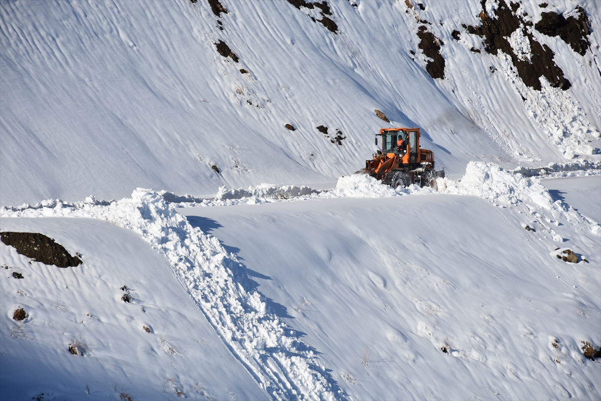 aa-20221127-29566794-29566789-hakkaride-mezranin-yolu-ekiplerin-7-saat-suren-calismasiyla-acildi.jpg