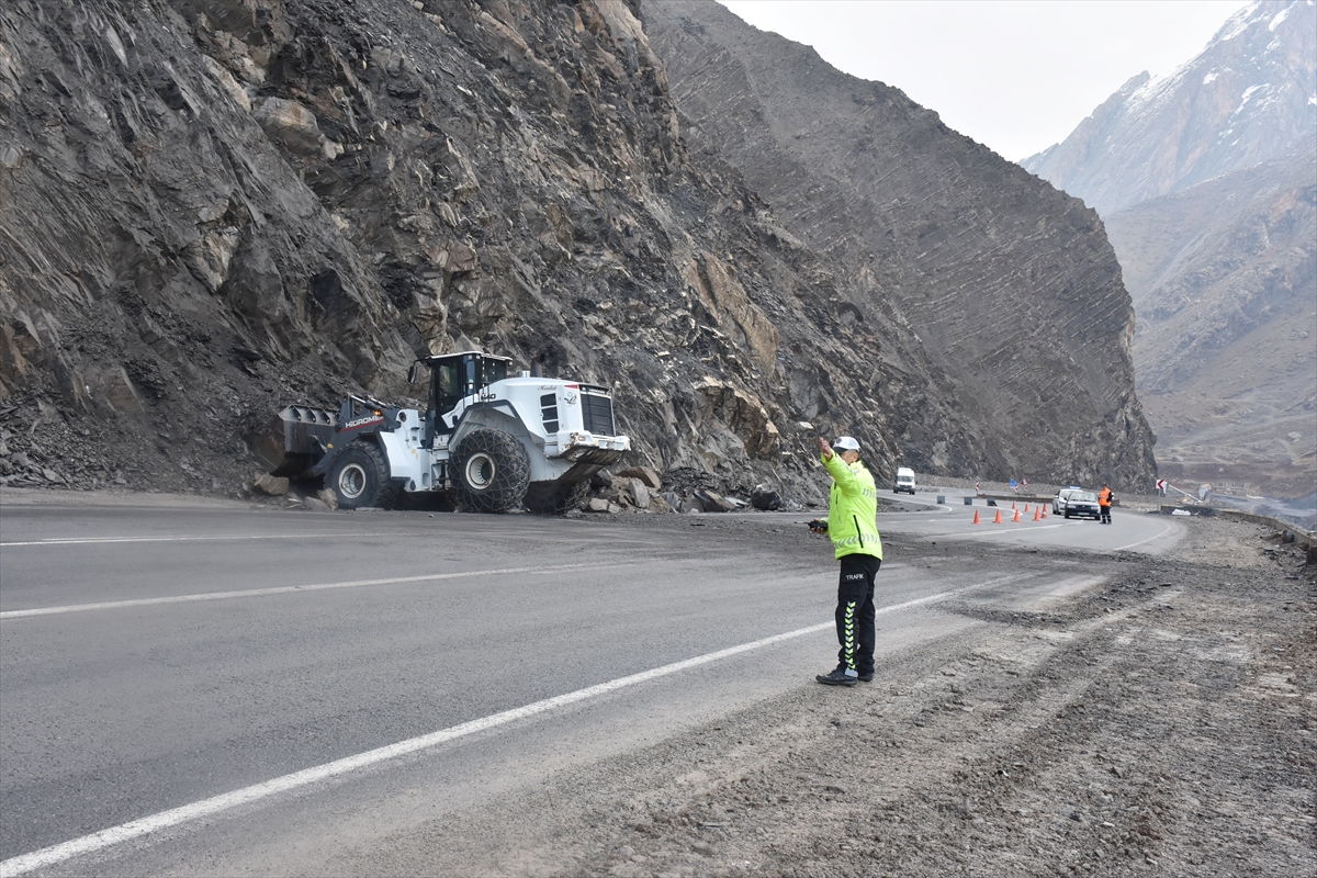 aa-20221201-29605151-29605145-hakkaride-dagdan-kopan-kaya-parcalari-nedeniyle-kapatilan-kara-yolu-acildi-1.jpg