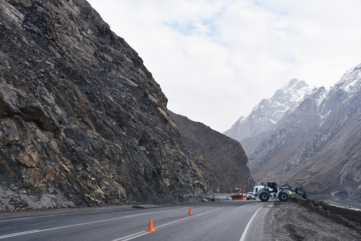 aa-20221201-29605151-29605150-hakkaride-dagdan-kopan-kaya-parcalari-nedeniyle-kapatilan-kara-yolu-acildi.jpg