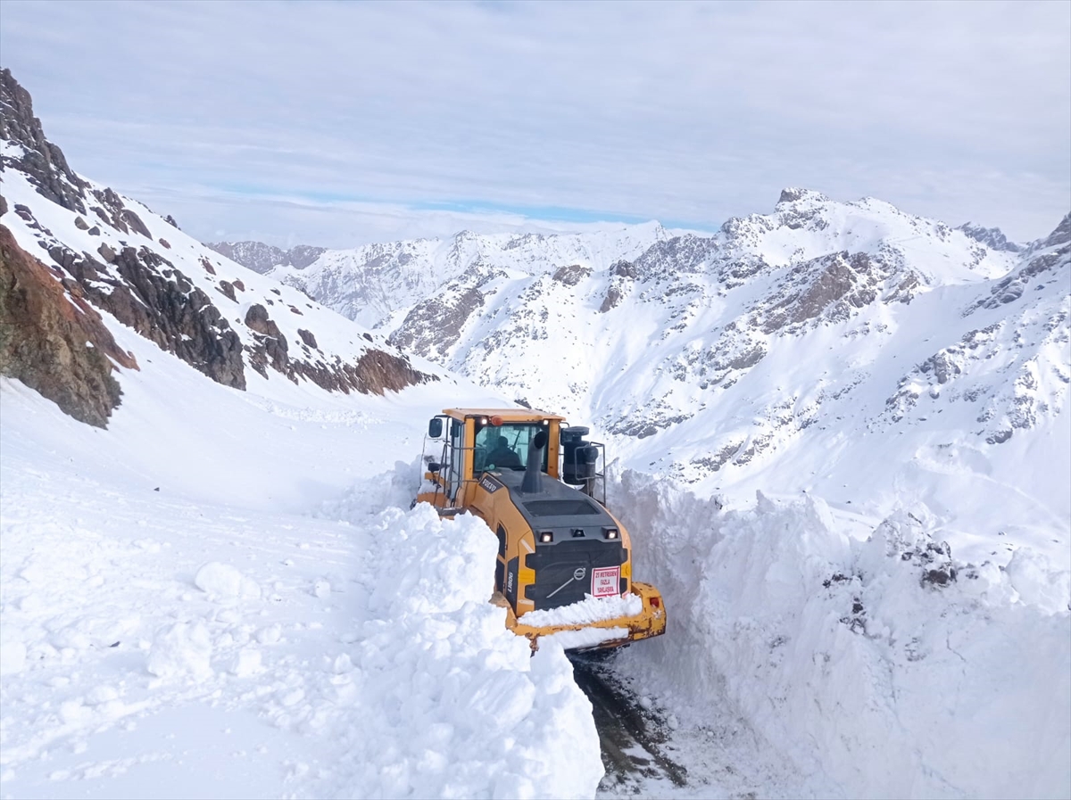 aa-20221216-29756975-29756971-hakkaride-ekipler-us-bolgesi-yolunda-4-metreyi-bulan-karla-mucadele-ediyor.jpg