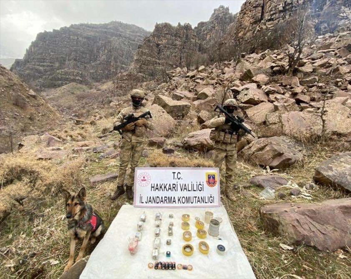 aa-20221221-29805992-29805991-hakkari-kirsalinda-antitank-mayinlari-ve-el-yapimi-patlayicilar-ele-gecirildi.jpg