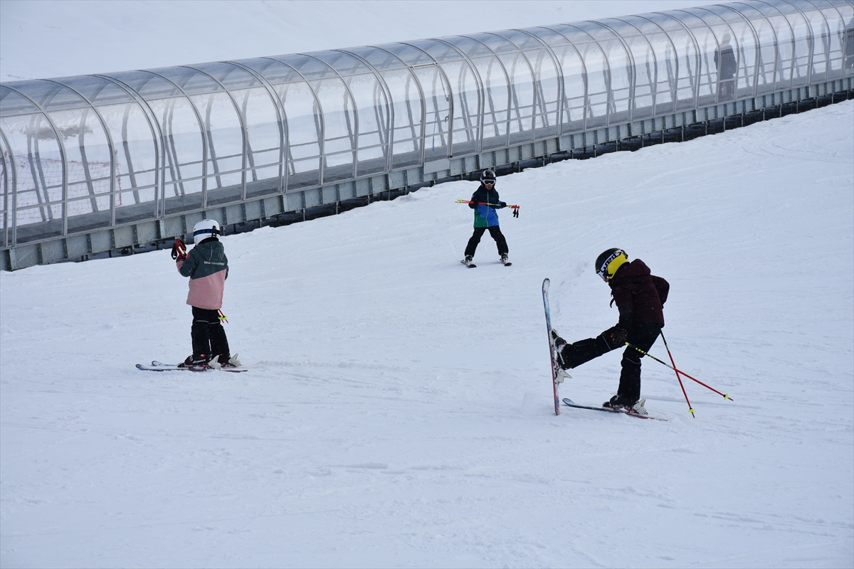 aa-20230128-30112246-30112239-hakkarideki-kayakseverler-kar-ve-sisli-havada-kayak-keyfi-yasadi.jpg