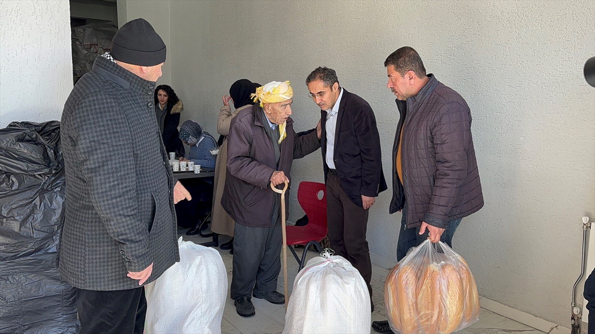 aa-20230211-30260083-30260082-hakkariden-depremden-etkilenen-bolgelere-yardimlar-suruyor.jpg