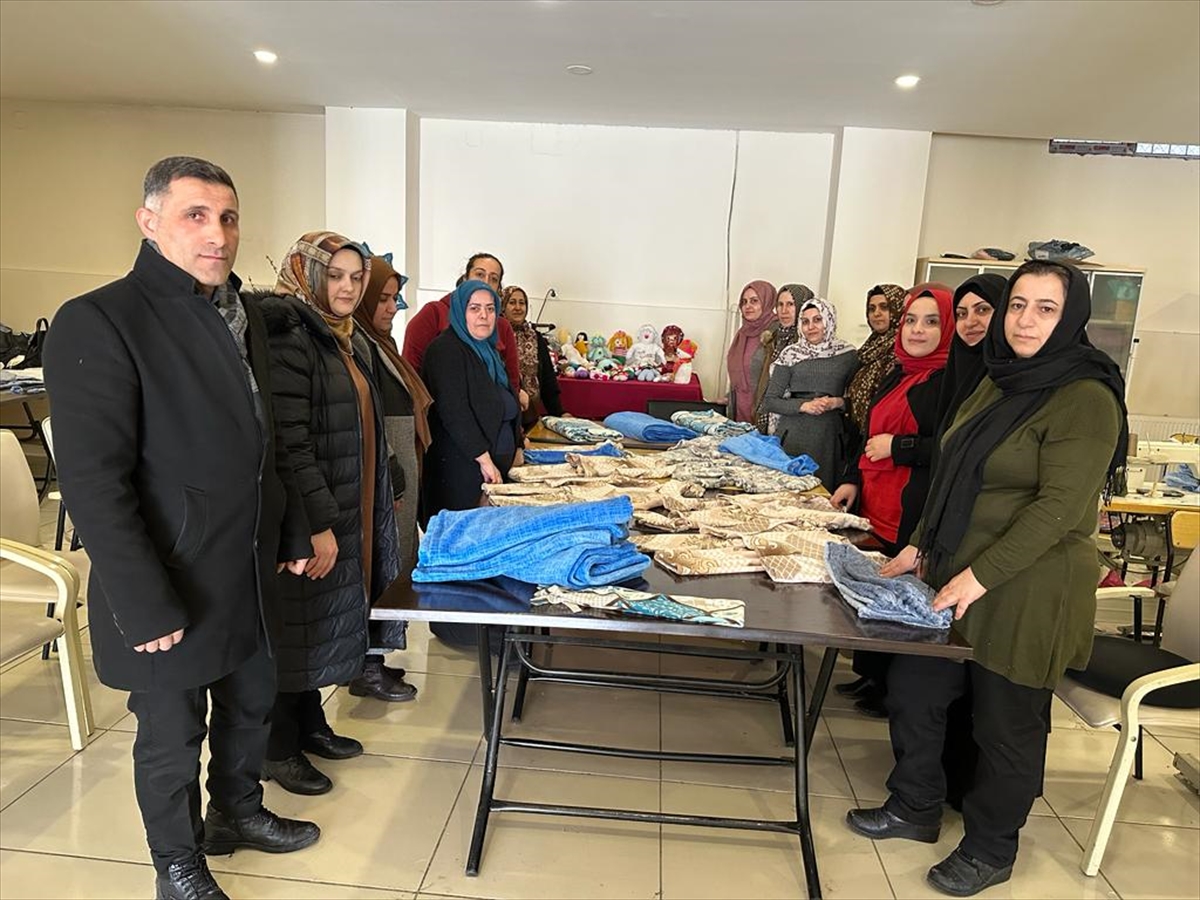 aa-20230216-30323984-30323982-semdinlide-gonullu-kadinlar-depremzedeleri-isitacak-urunler-dikiyor.jpg