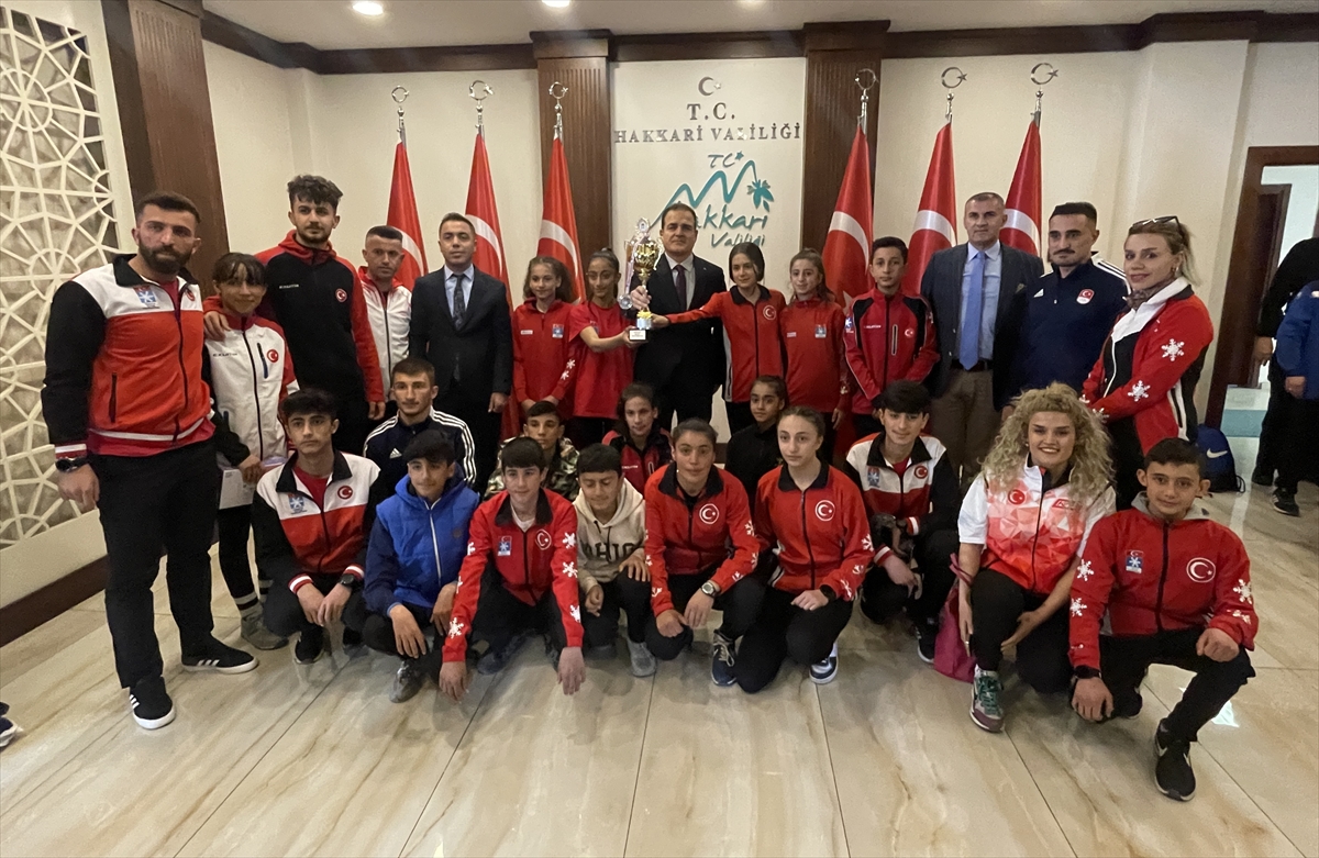 aa-20230406-30782577-30782575-hakkari-valisi-akbiyik-basarili-sporcularla-bir-araya-geldi.jpg