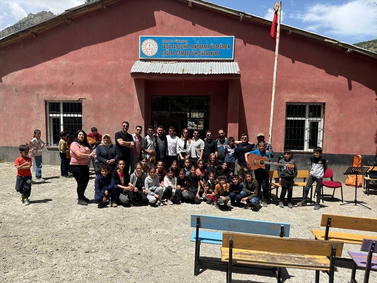 aa-20230608-31377745-31377741-hakkaride-gonullu-ogretmenler-koydeki-ogrencileri-muzikle-bulusturdu.jpg