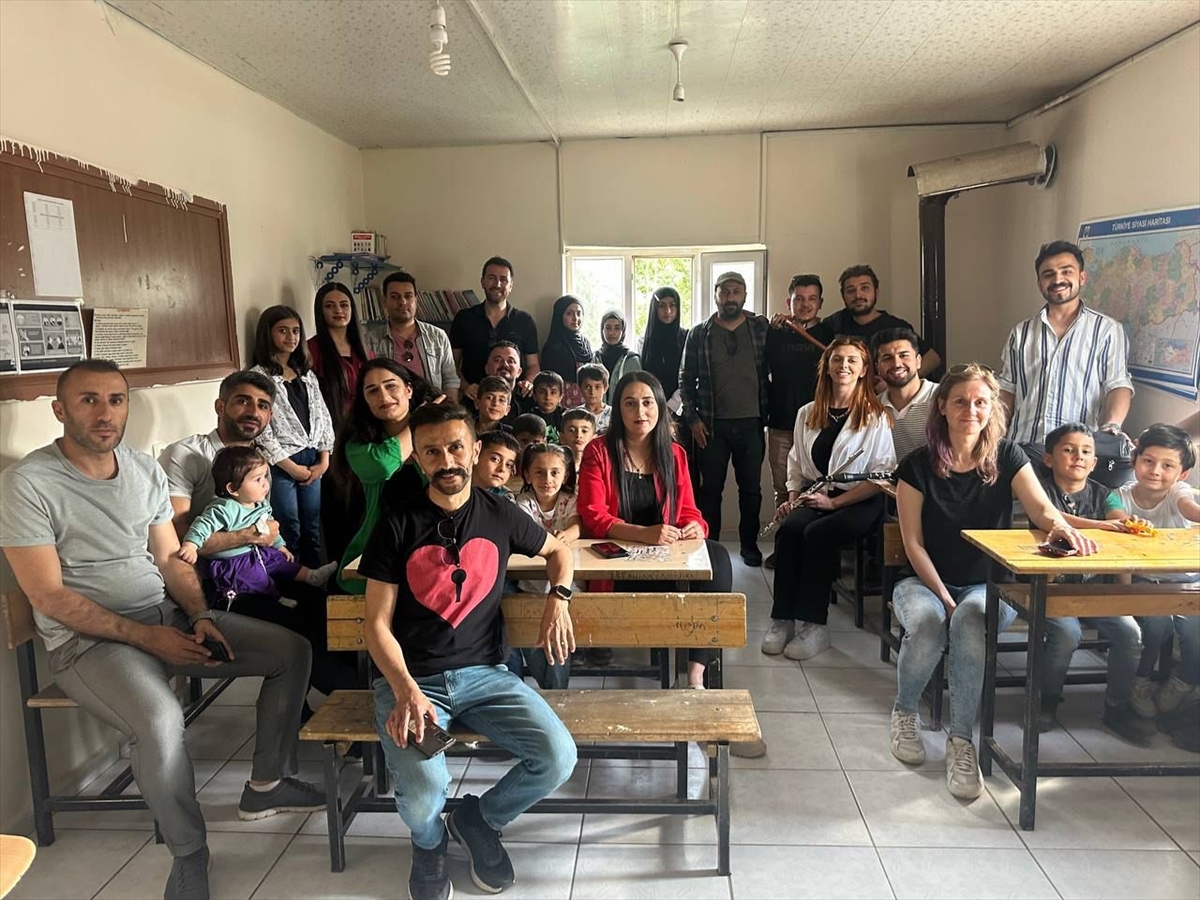 aa-20230608-31377745-31377742-hakkaride-gonullu-ogretmenler-koydeki-ogrencileri-muzikle-bulusturdu.jpg