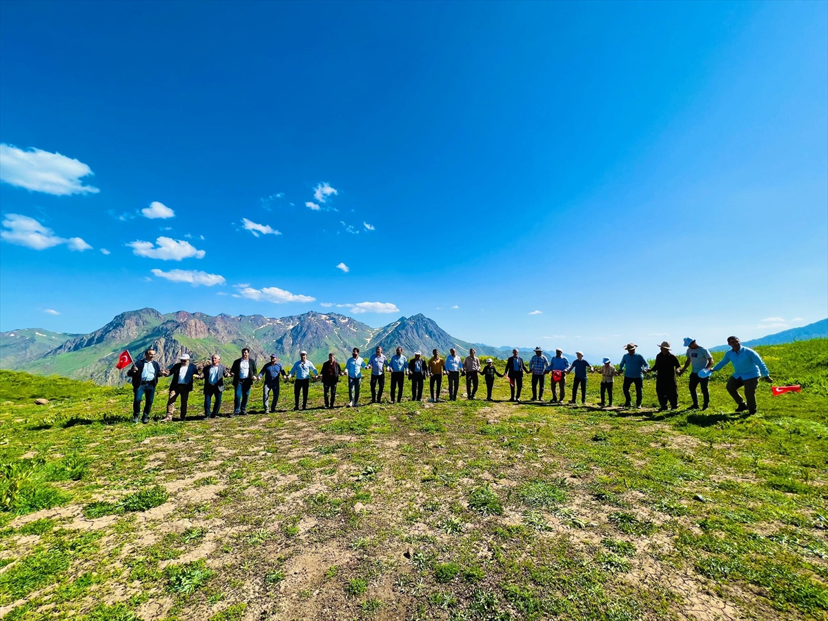aa-20230622-31495410-31495408-kaymakam-ekber-ve-belediye-baskani-sakli-mergesav-yaylasina-vatandaslarla-bulustu.jpg