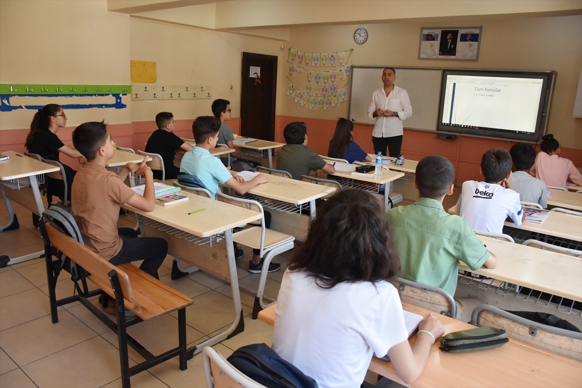 aa-20230811-31895091-31895083-manisali-ogretmen-yaz-tatilinde-de-hakkarideki-ogrencilerini-sinava-hazirliyor.jpg