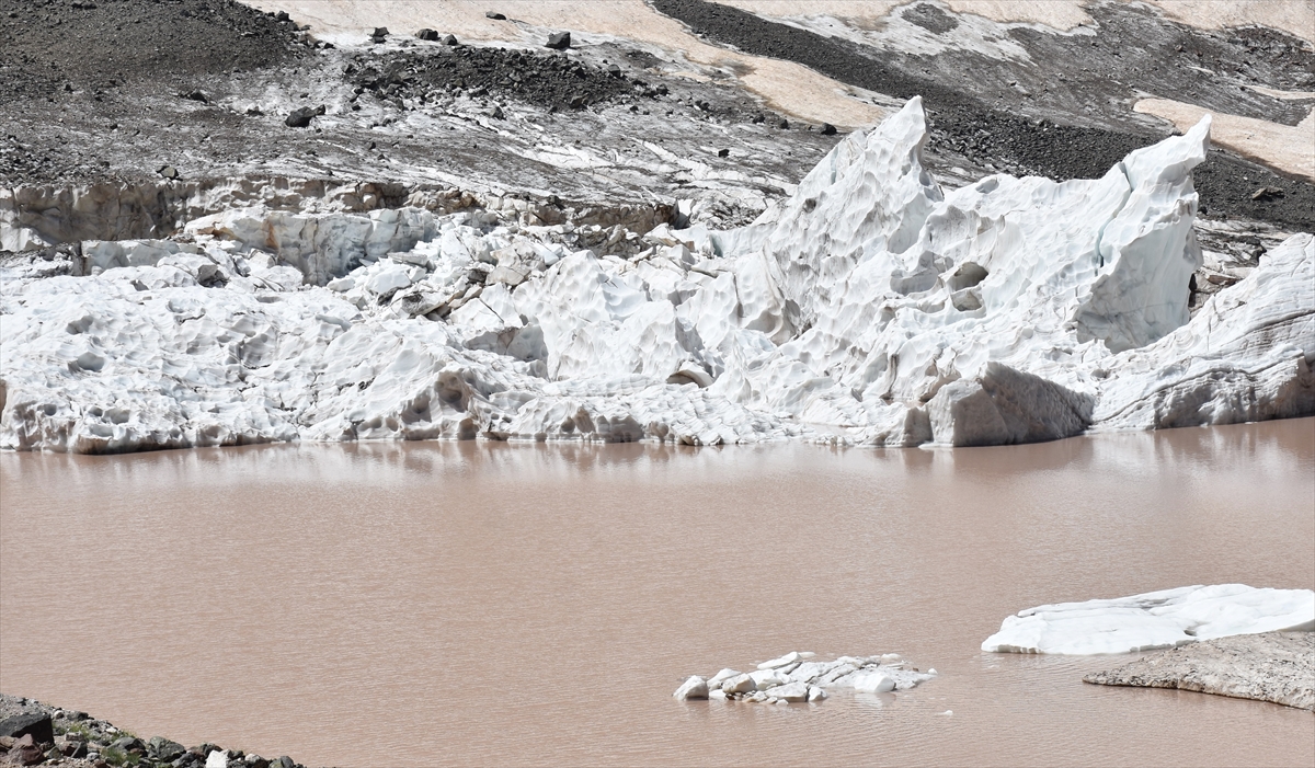 aa-20230816-31929217-31929194-cilo-buzullarinin-erimesi-sonucu-buzul-golu-genisledi.jpg