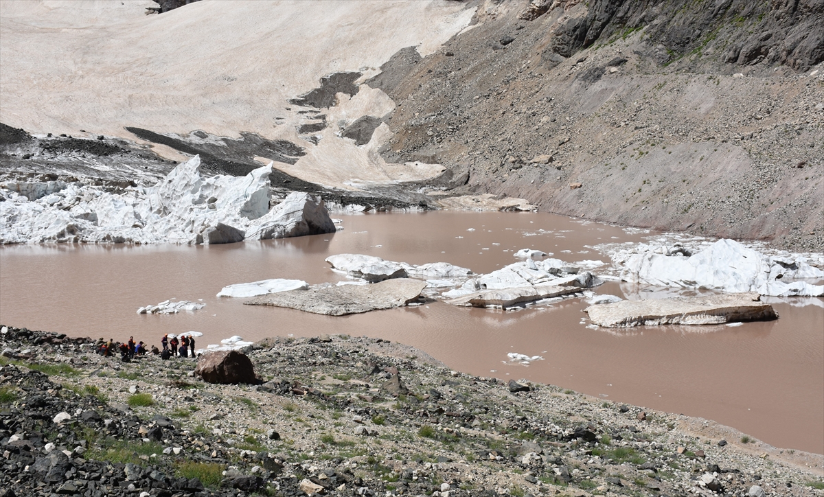 aa-20230816-31929217-31929195-cilo-buzullarinin-erimesi-sonucu-buzul-golu-genisledi.jpg