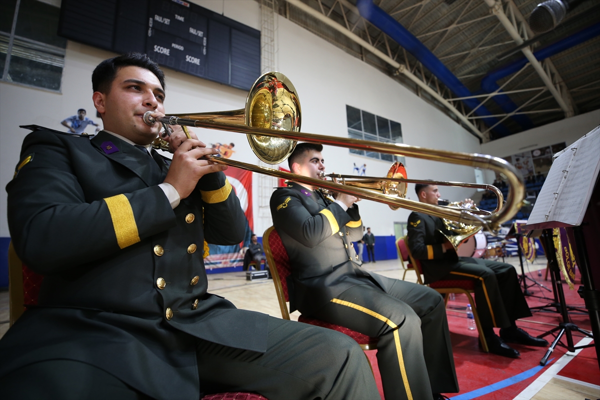 aa-20231129-33058654-33058650-askeri-bando-takimi-hakkaride-konser-verdi.jpg