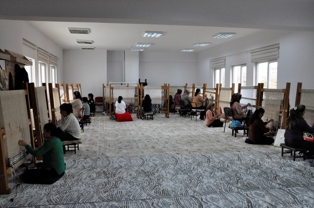 aa-20231220-33232098-33232091-cukurcali-kadinlar-kilim-atolyelerinde-dokuma-kulturunu-yasatiyor.jpg