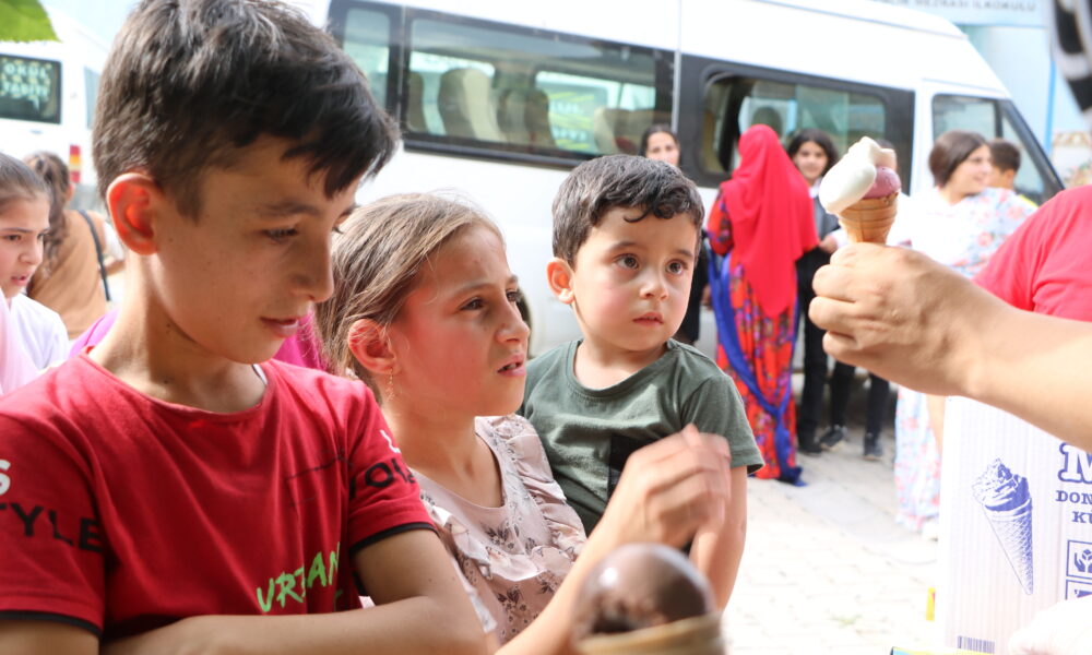 koyleri-gezip-cocuklara-dondurma-da-299970-son-gelisme-1000x600.jpg