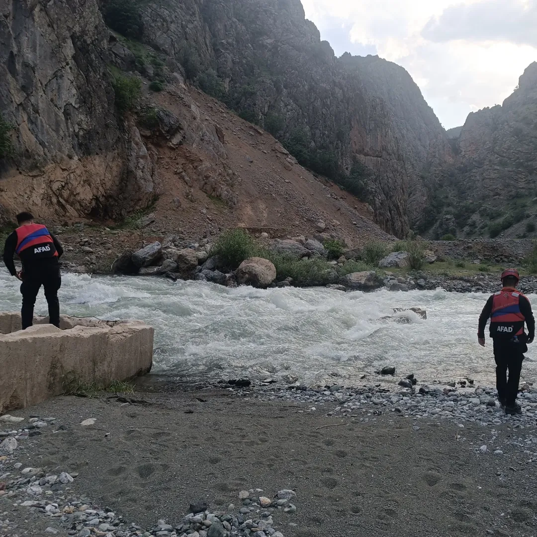 yuksekova-yesiltas-koyu-derede-kayip-ihbari-gorevi-10-05-2025-cumartesi-saat-13-48de-hakkari-y-den-bir-gencin-suya-dustugu-bilgisi-112-acm-acil-cagri-merkezi-uzerinden-ekiplerimize-iletilmistir-alinan-i-6.webp