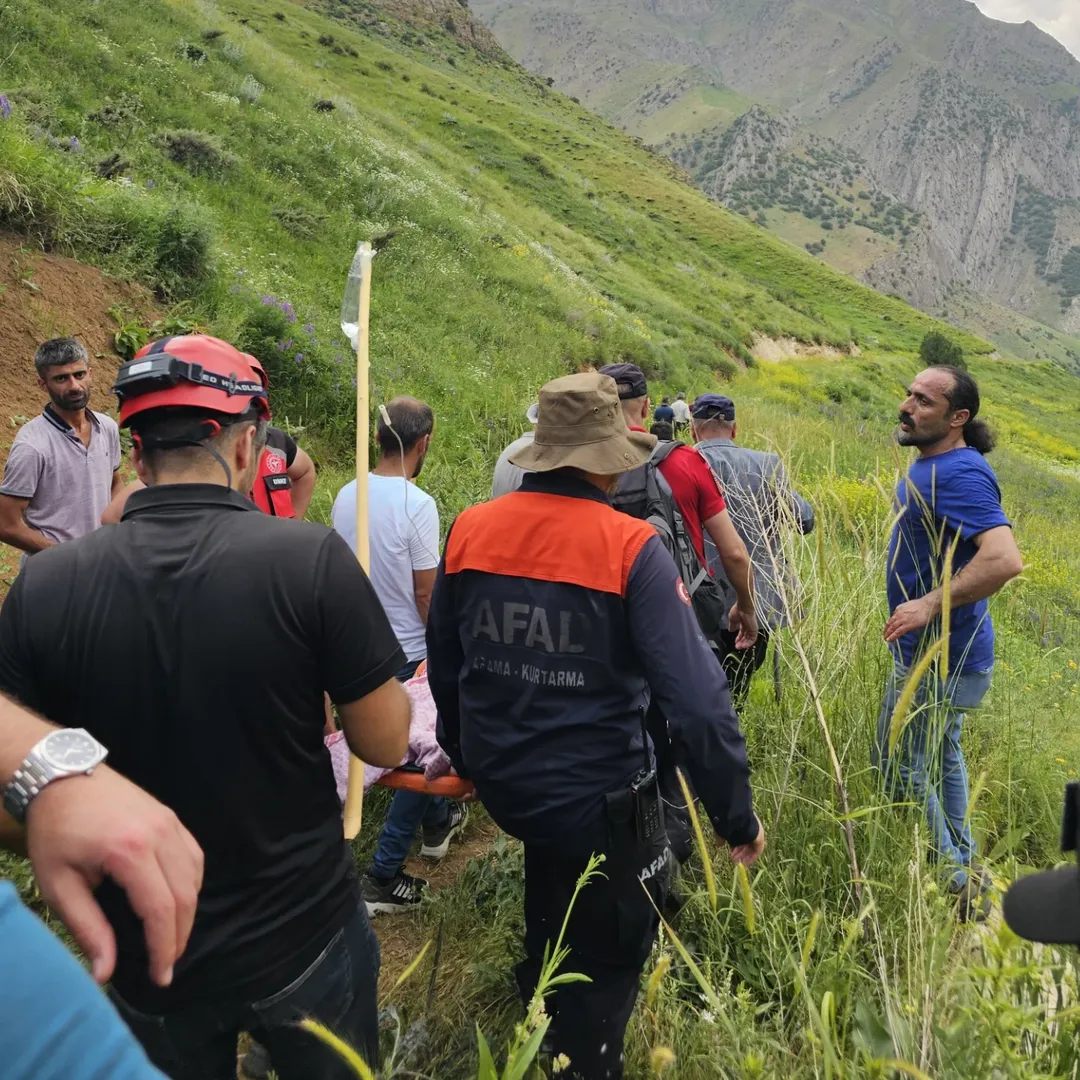 hakkari-cukurca-karayolu-ogul-koyu-mevkii-dogada-mahsur-kalma-gorevi-09-06-2025-pazartesi-sa-aiinde-pancar-toplamak-icin-daga-ciktigi-ve-dengesini-kaybederek-dagdan-dustugu-bilgisi-112-acm-acil-cagri-me-4.webp