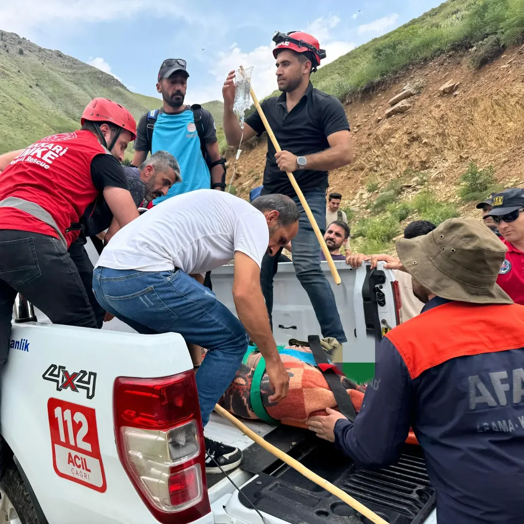 hakkari-cukurca-karayolu-ogul-koyu-mevkii-dogada-mahsur-kalma-gorevi-09-06-2025-pazartesi-sa-aiinde-pancar-toplamak-icin-daga-ciktigi-ve-dengesini-kaybederek-dagdan-dustugu-bilgisi-112-acm-acil-cagri-me-6.webp