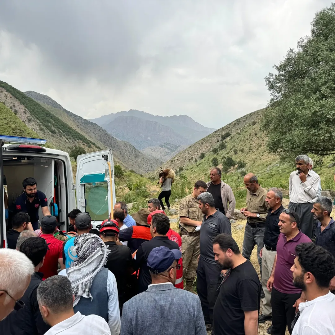 hakkari-cukurca-karayolu-ogul-koyu-mevkii-dogada-mahsur-kalma-gorevi-09-06-2025-pazartesi-sa-aiinde-pancar-toplamak-icin-daga-ciktigi-ve-dengesini-kaybederek-dagdan-dustugu-bilgisi-112-acm-acil-cagri-me-7.webp