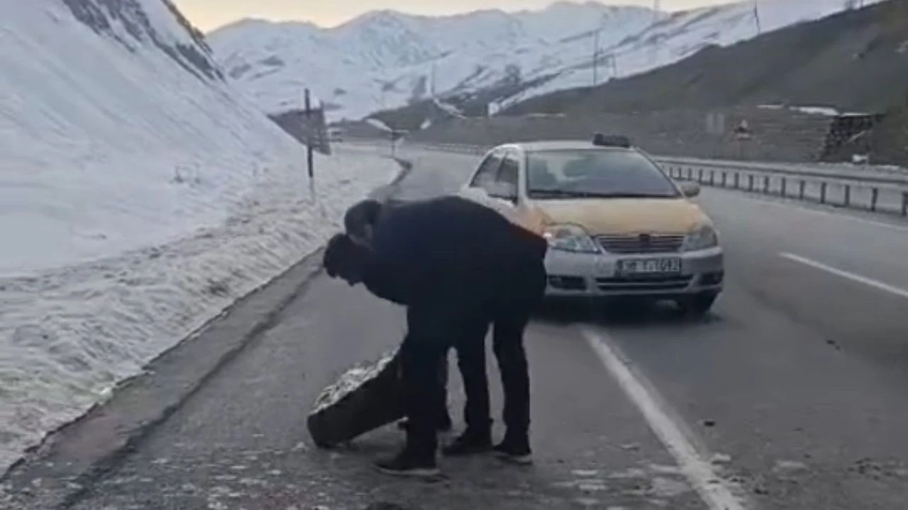 hakkari-yuksekovada-karayoluna-dusen-dev-kaya-parcalari-panige-neden-oldu-suruculer-yolu-kendi-imkanlariyla-temizleyerek-trafigin-kapanmasini-onledi-1.webp