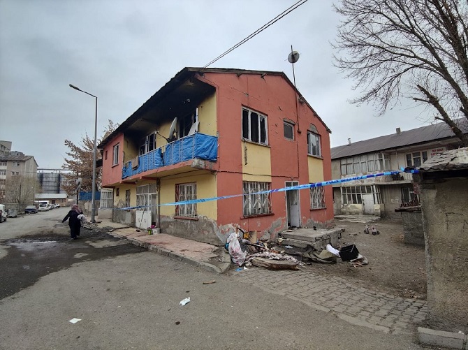 agrida-yangin-faciasi-baba-ve-2-cocugu-oldu_5067_dhaphoto3.jpg agrida-yangin-faciasi-baba-ve-2-cocugu-oldu_5067_dhaphoto3.jpg