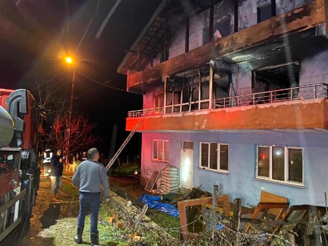 amasra-da-evde-cikan-yanginda-babaanne-ile-2-12942559_amp.jpg amasra-da-evde-cikan-yanginda-babaanne-ile-2-12942559_amp.jpg