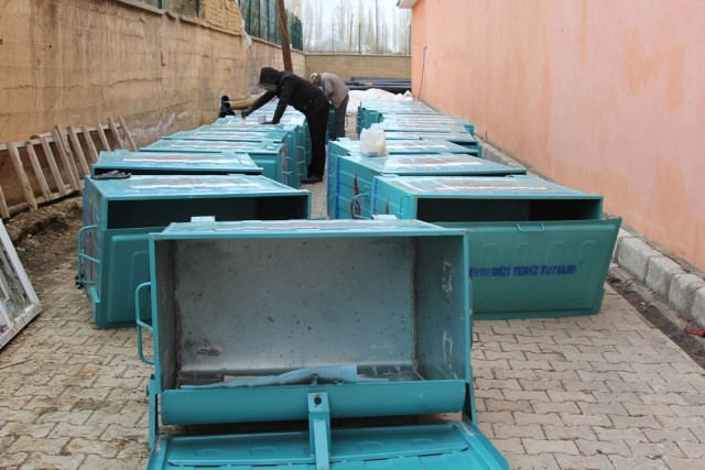 baskale-belediyesine-cop-konteyneri-destegi-9514940_o.jpg