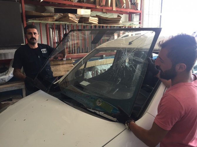 hakkarinin-yuksekova-ilcesinde-15-yildir-oto-cam-tamirciligi.jpg
