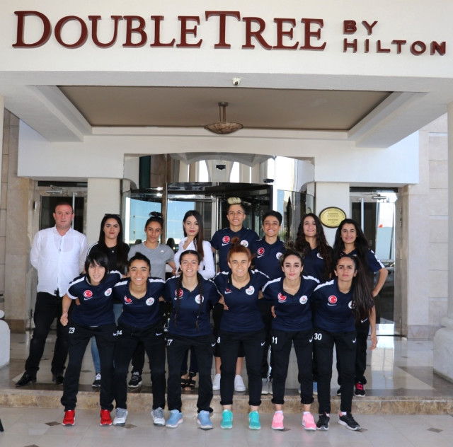 hilton-hakkari-gucu-kadin-futbol-takimini-agi-10771116_o.jpg