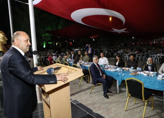 milli-savunma-bakani-fikri-isik-burada-bir-konusma-yapti.jpg