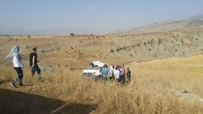 sirnakin-cizre-ilcesinde-kamyonetin-sarampole-yuvarlanmasi-sonucu-003.jpg