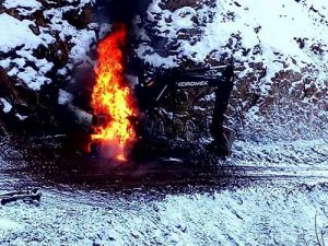 Hakkari’de Askeri yol yapan iş makinesi ateşe verildi